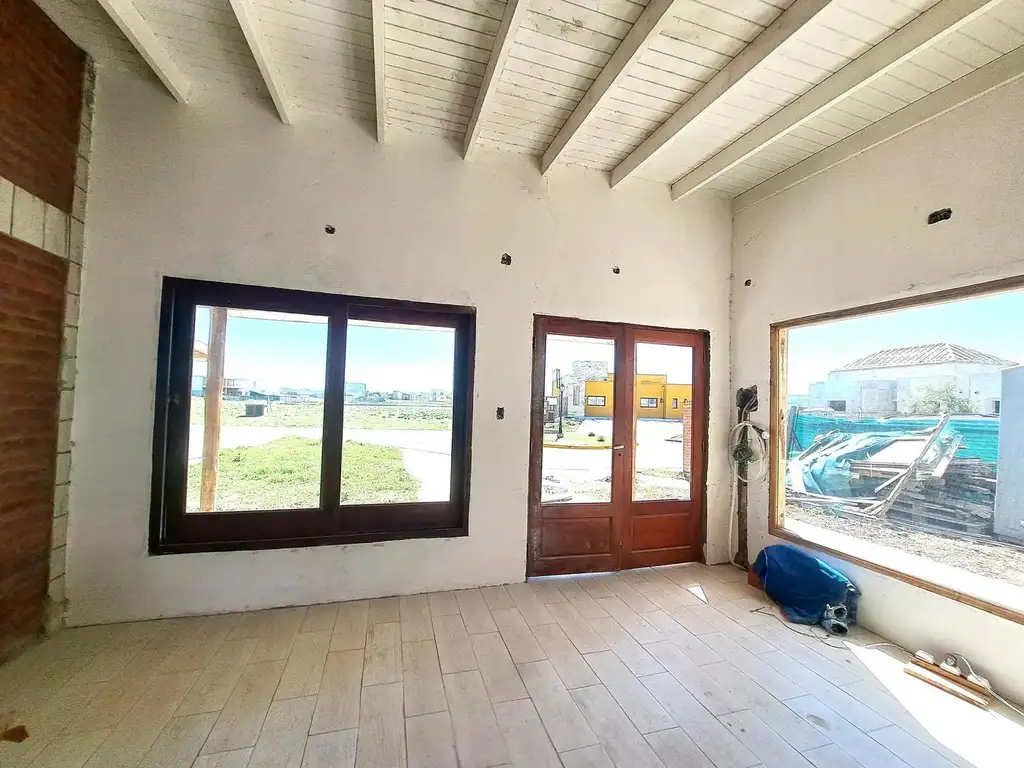 CASA A ESTRENAR CON MUELLE Y PILETA SAN SEBASTIAN