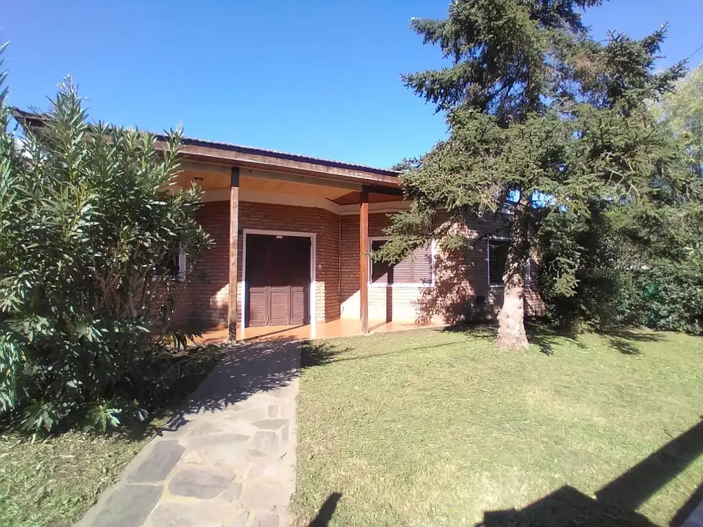 CASA 2 DORM. 2 BAÑOS - LOTE 354 M2. - GALERIA - PARQUE - PARRILLA - COCHERA - LOBOS