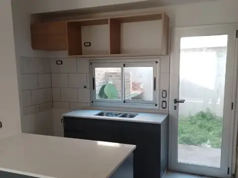 TRIPLEX A ESTRENAR CON DETALLES DE CATEGORIA EN MORON SUR - Foto 0