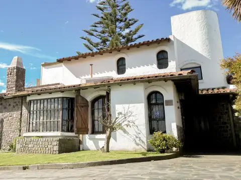 VENTA CASA 4 AMBIENTES CON PILETA Y GARAGE QUINCHO