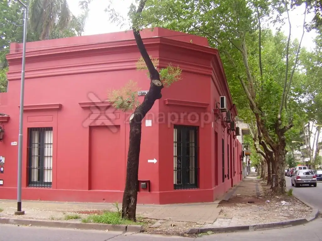 San Martín Centro. Casa  de 5 ambientes con garage, jardín y