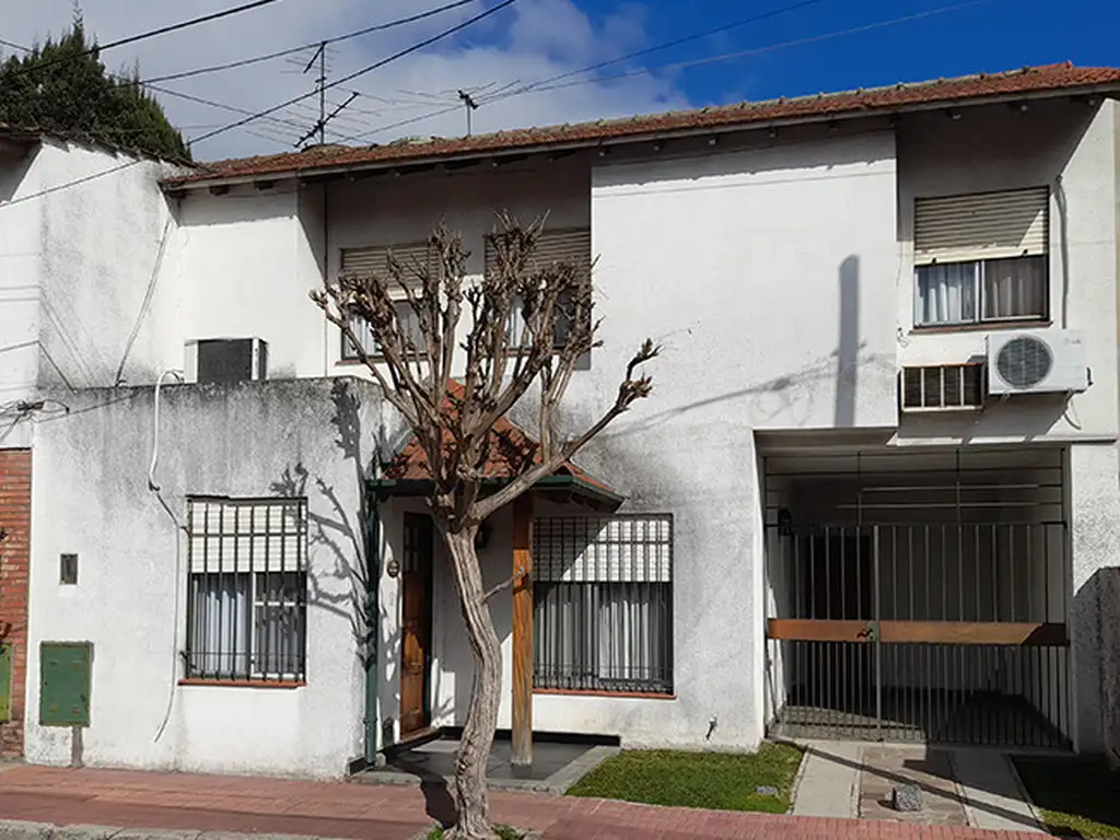 CASA DE 3 DORMITORIOS BIEN UBICADA EN ADROGUÉ