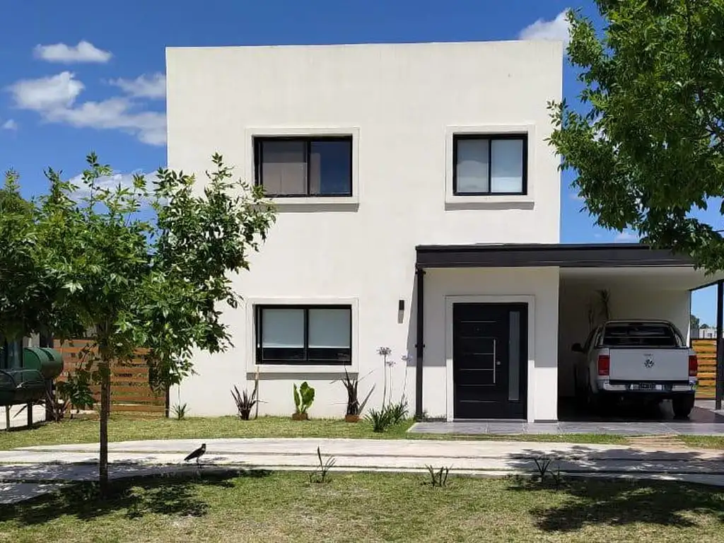 Casa de 5 ambientes con pileta en San Eduardo Pilar del Este