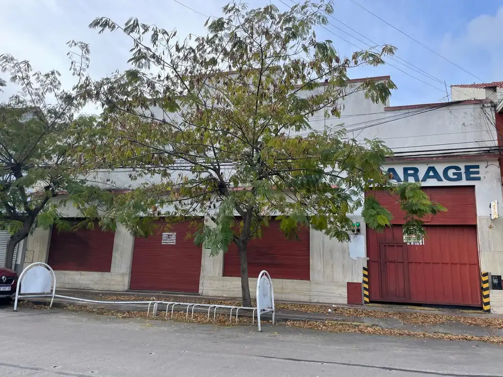 Edificio de cocheras en planta baja.