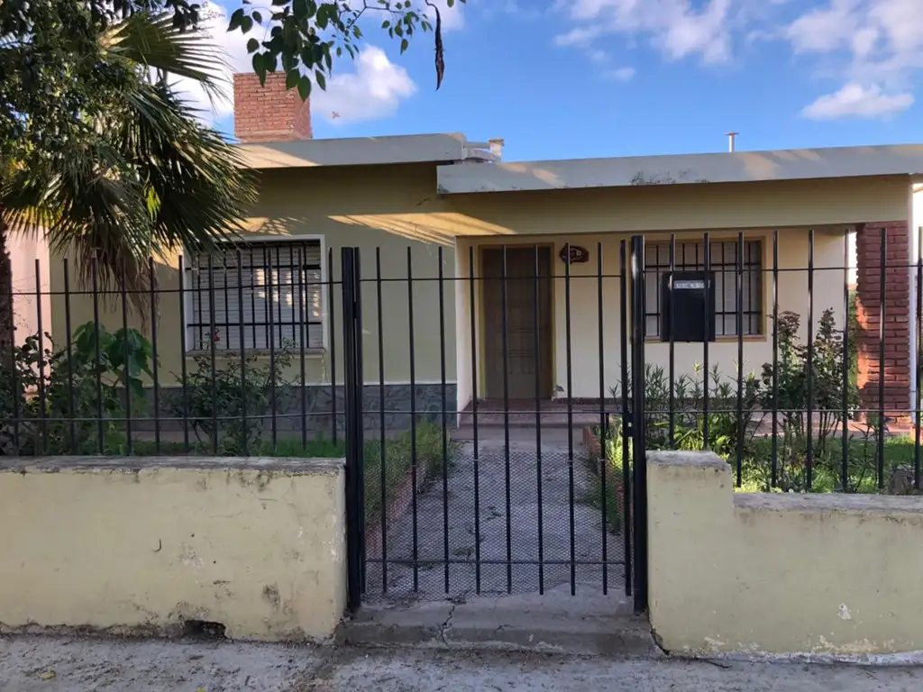 VENDO CASA EN CALLE URUGUAY ALMAFUERTE - CORDOBA