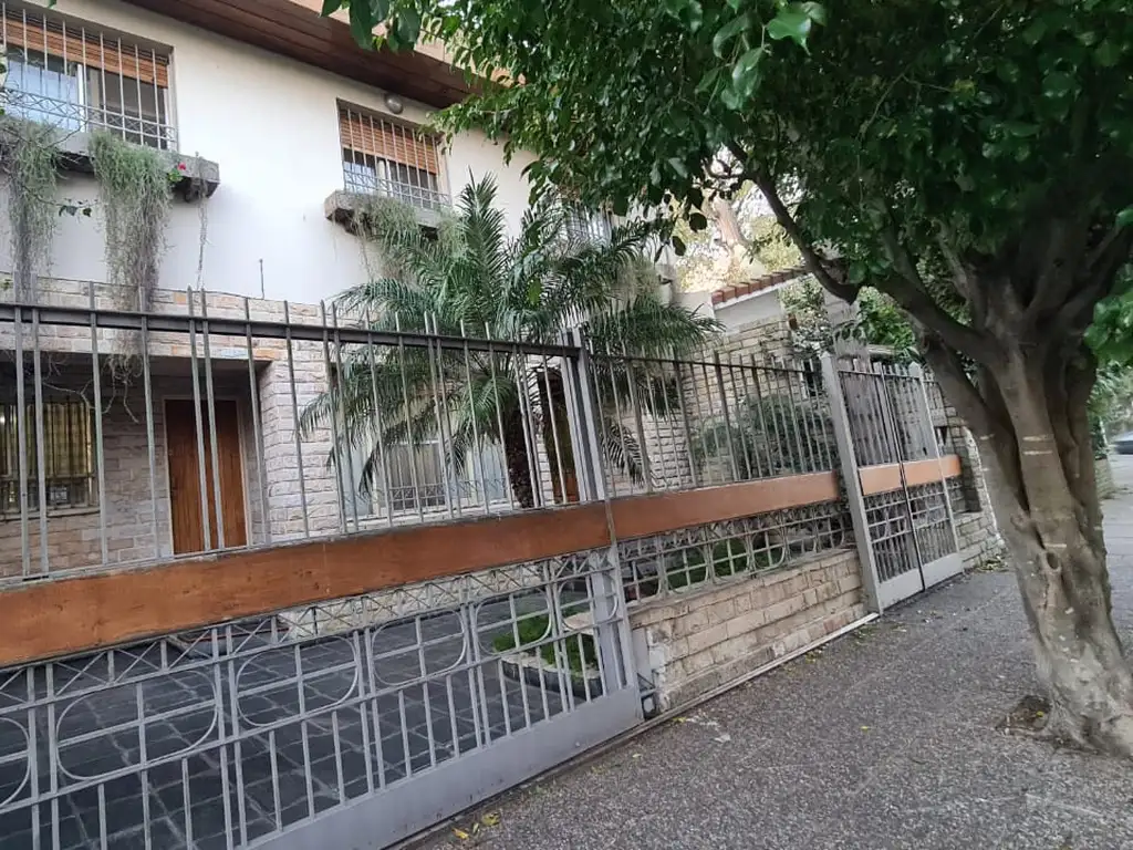 EN VENTA ESPECTACULAR CHALET DE 5 AMBIENTES EN CIUDAD JARDIN ZONA ALAS ARGENTINAS! - FICHA 7656