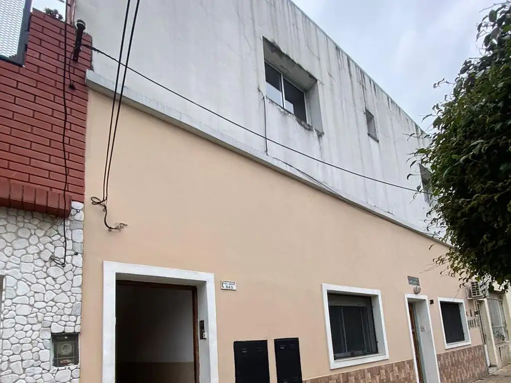 venta PH tipo casa 2 ambientes con patio 1 dormitorio aterrazado a metros avenida - Vicente Lopez -