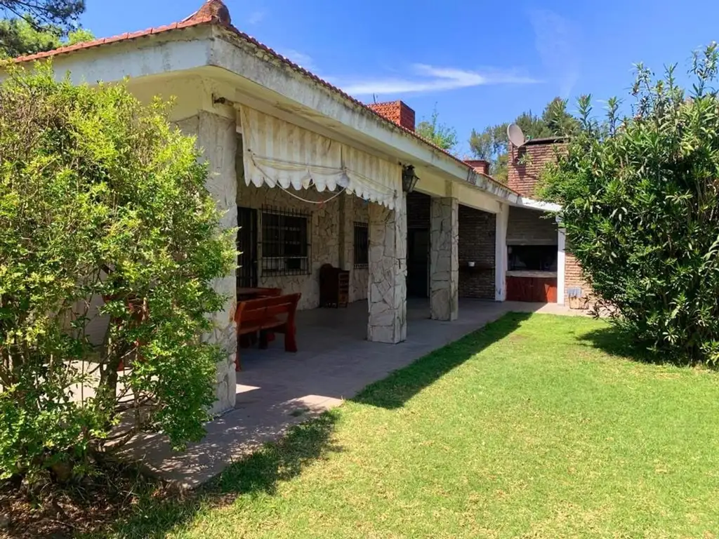 CASA EN VENTA CON JARDIN Y PILETA EN ROLDÁN