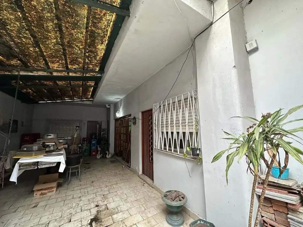 Casa en  venta en lanus con local comercial