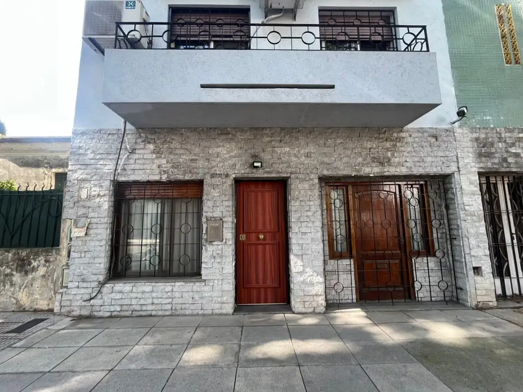 Tipo Casa 4 Ambientes al Frente con Patio Terraza dos Baños opcion cochera