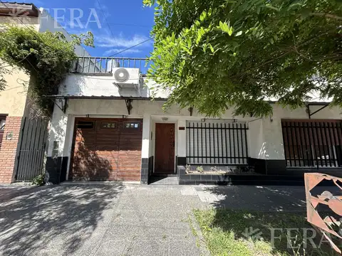 Venta de Casa 3 ambientes con cochera y  patio en Gerli