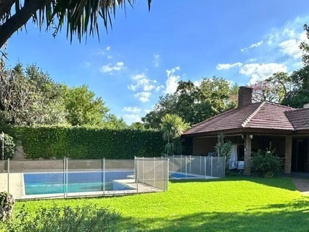 GRAN CHALET DE ESTILO CLASICO, EN DOS PLANTAS. ZONA RESIDENCIAL EN TRONCOS DEL TALAR.