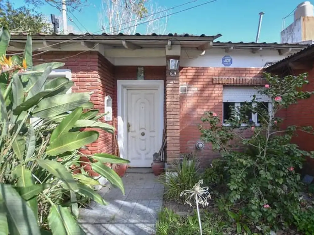 Casa en Venta en Gonnet [Cod: ]