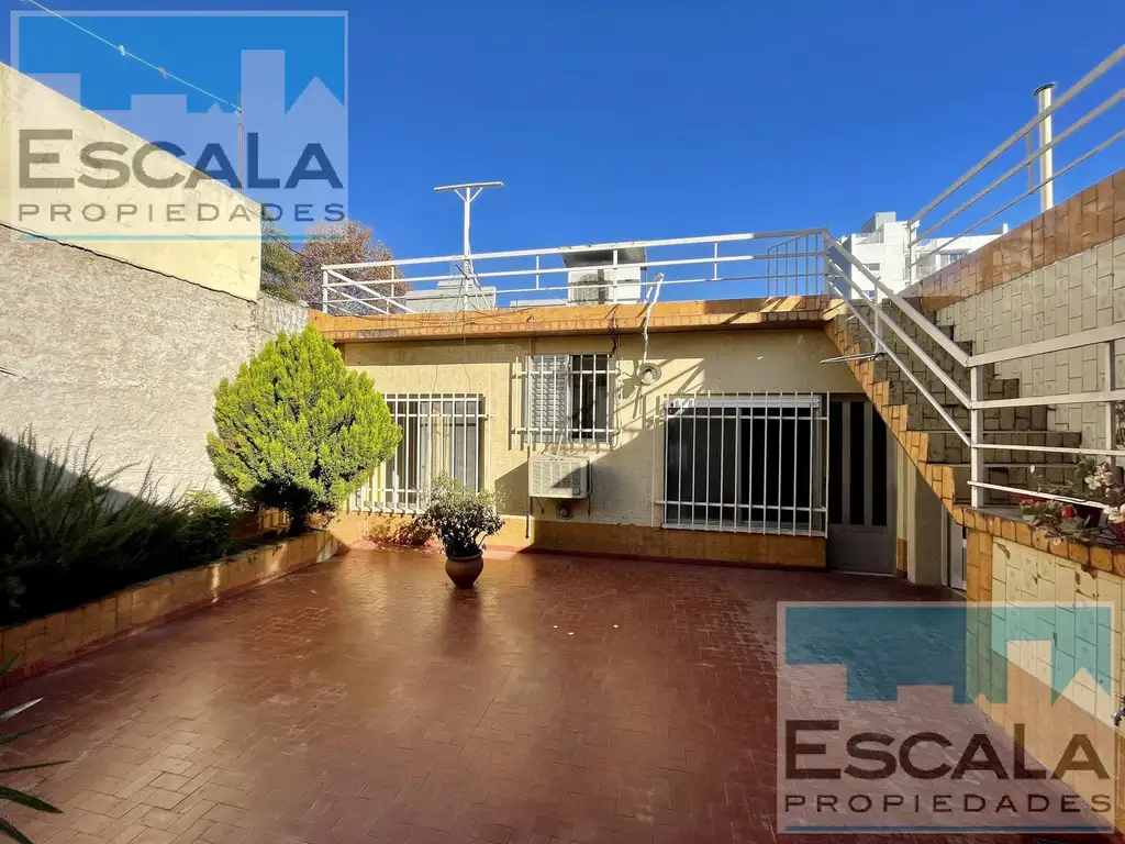 CASA DE PASILLO EXCLUSIVO 3 DORM 2 PATIOS EN VENTA ARROYITO