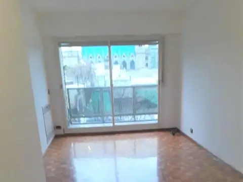 Departamento de 4 ambientes al frente con balcón