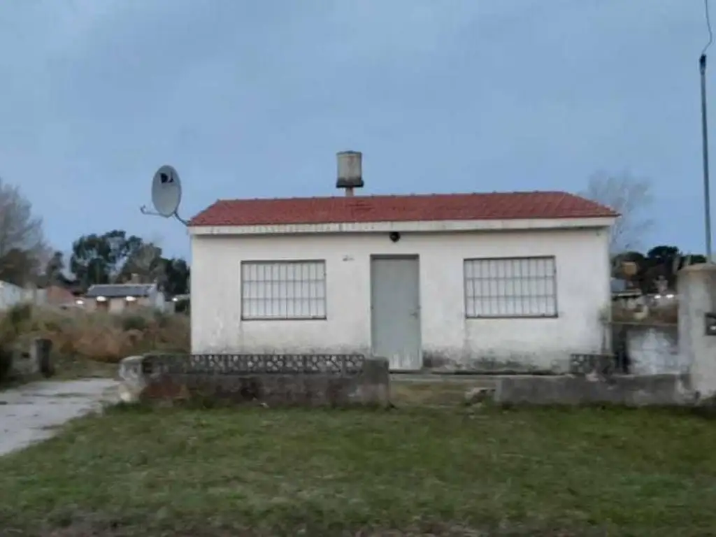 COMODA CASA CONSTRUIDA SOBRE GRAN LOTE RODEADA DE MUCHO VERD