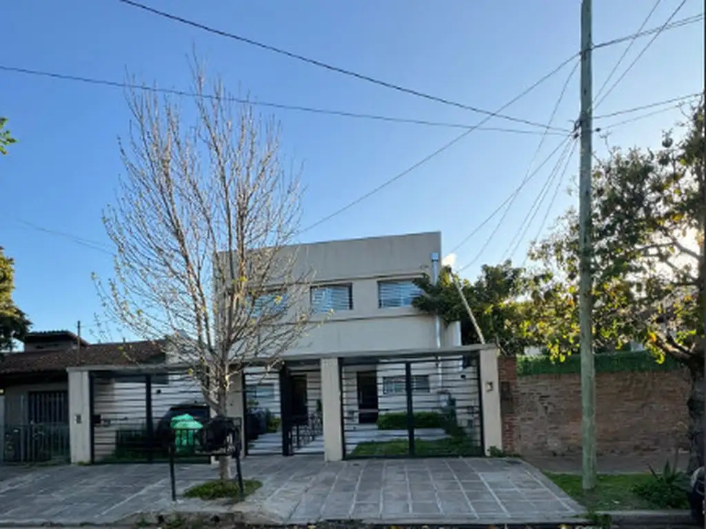 venta de casa  cuatro ambientesdos plantas, en Martinez