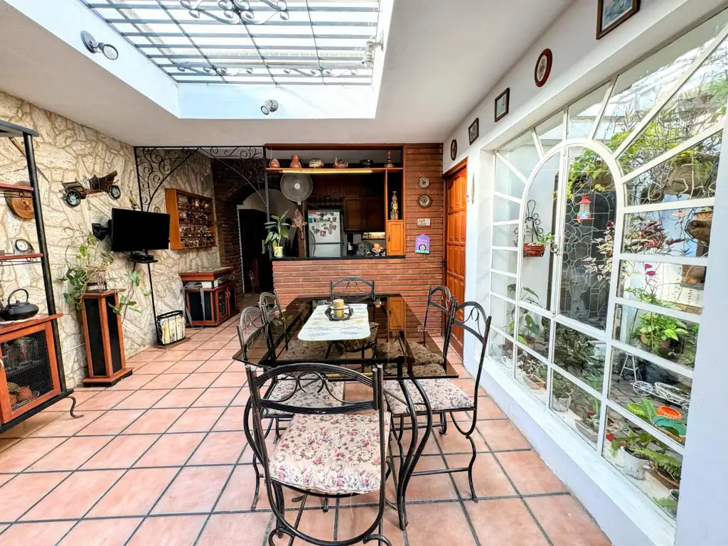 Uruguay 2300 - Casa tipo colonial con pileta y quincho en venta - Rosario, Jorge Cura