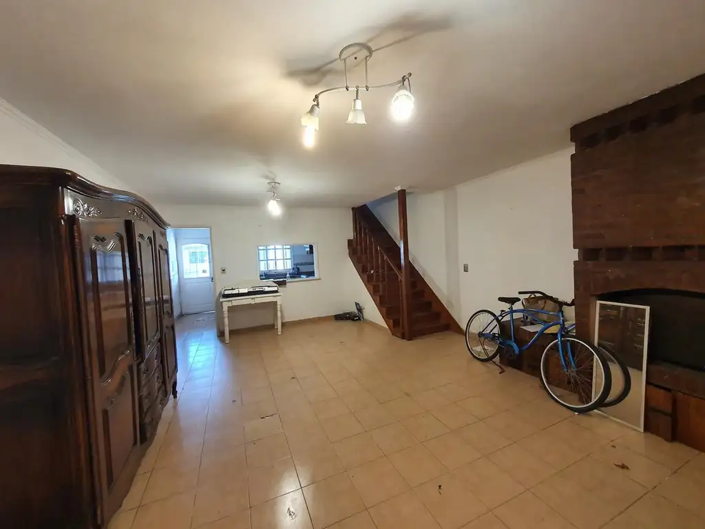 Casa tres dormitorios, cochera, jardin. pileta, quincho-en venta