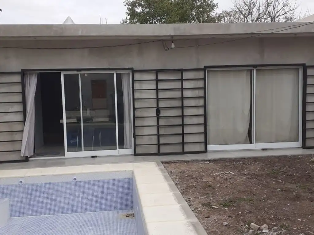 VENDE CASA 1 AMBIENTE A CONSTRUIR   CON PILETA- A ESTRENAR- CHILAVERT-