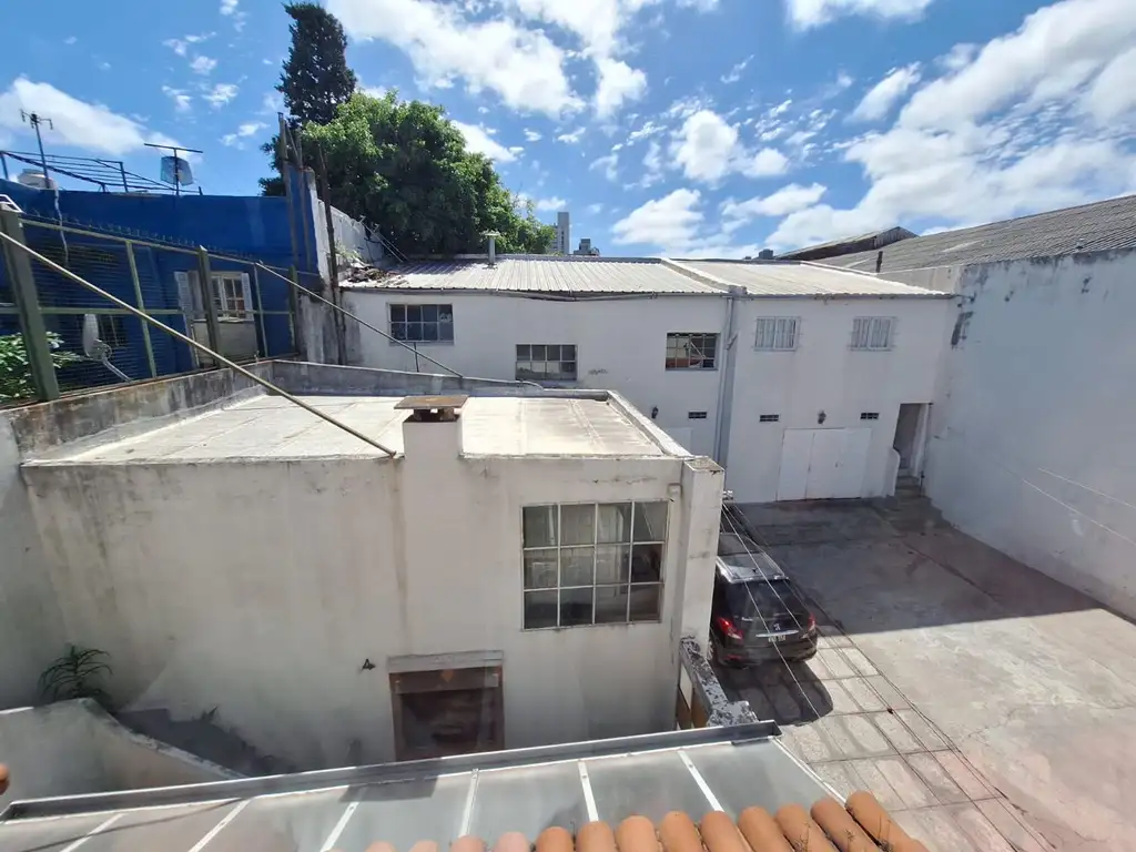 DEPOSITO CON CASA LOTE 410 M2 COCHERAS AVELLANEDA