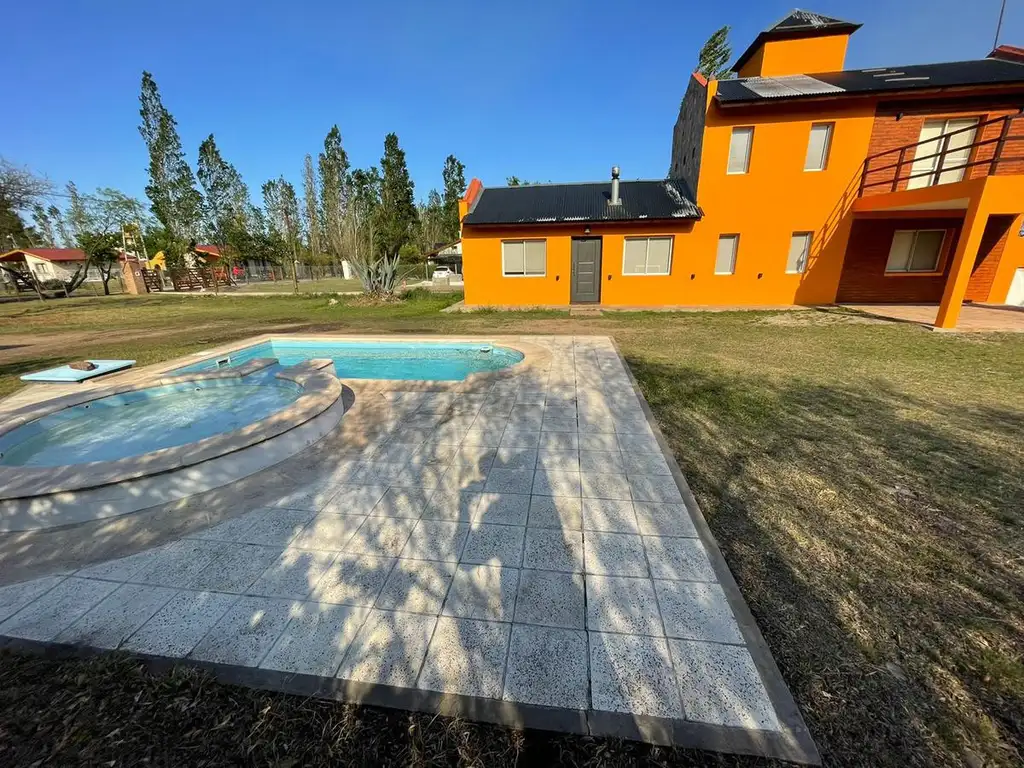 Venta Casa 8 años 2 dormitorios, 105m2, 2 cocheras, Carpinteria, Junin