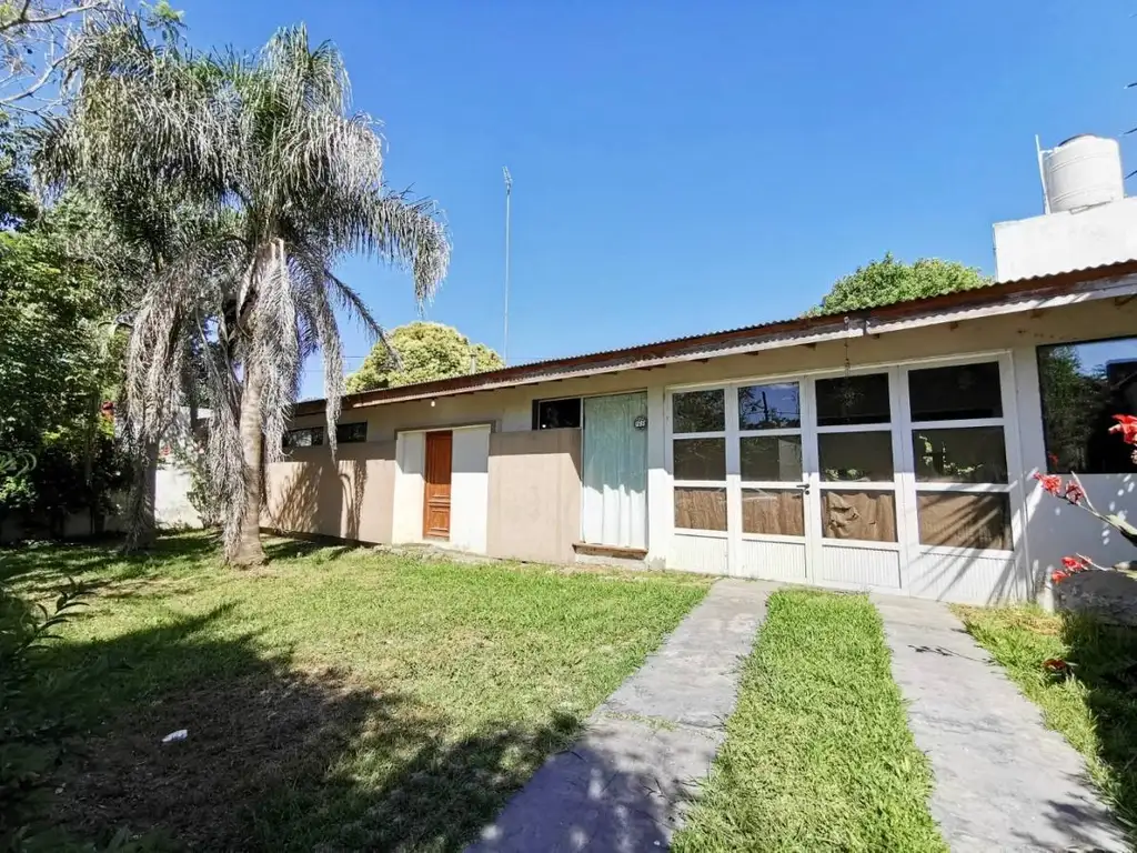 Casa en venta de 2 dormitorios con parque y cochera en La Pl