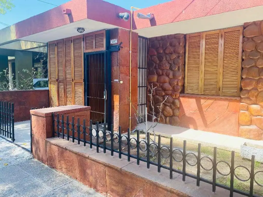 Casa en venta - 2 Dormitorios 2 Baños - 230Mts2 - Mendoza