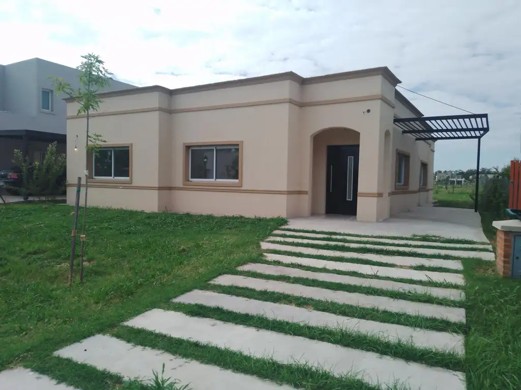 Venta casa 4 ambientes en Santa Lucía - Pilar del Este