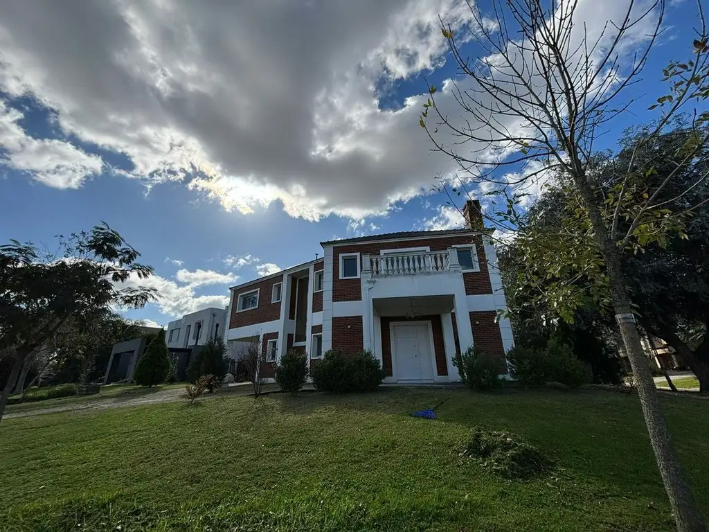 Casa de dos plantas en lote interno