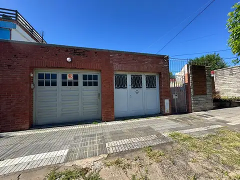 CASA DE 2 AMB CON COCHERA - POR PASILLO - BANFIELD