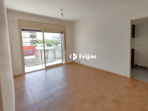 VENTA | Excelente 2 amb. en torre, externo, con balcón • San Cristóbal