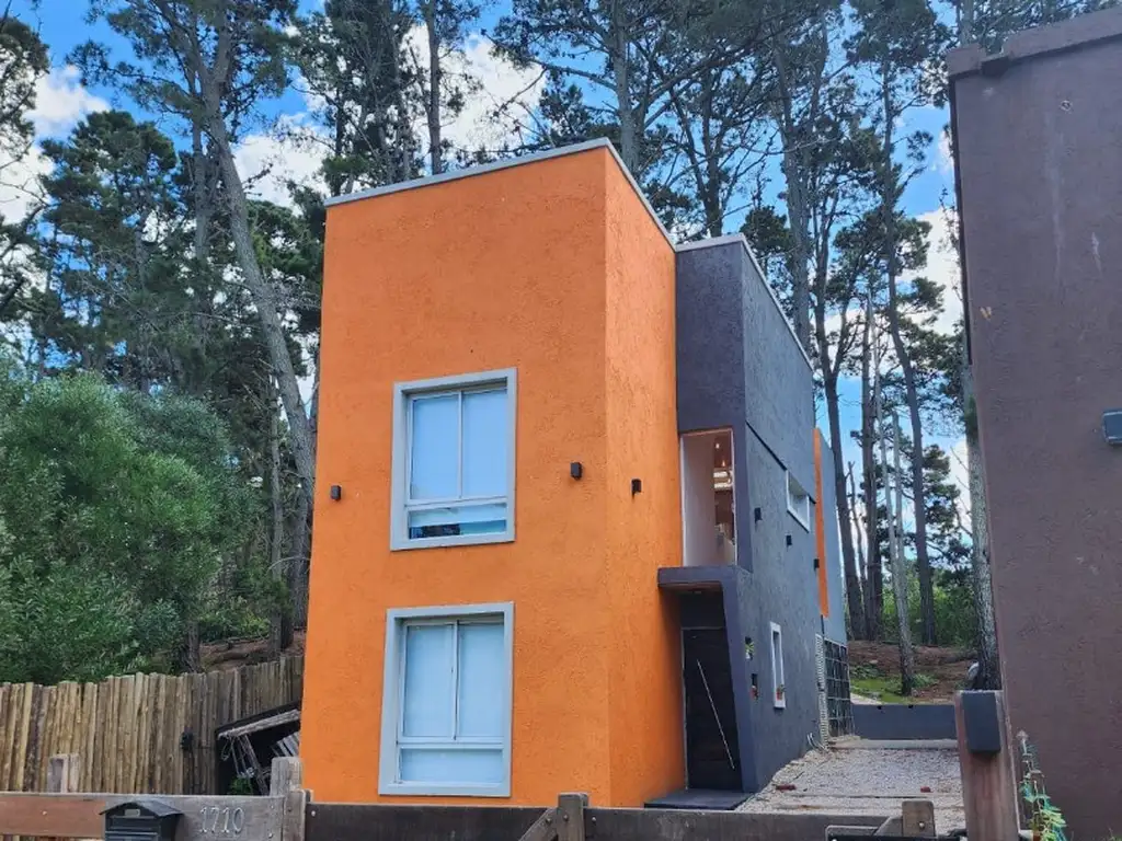 Casa con 4 Dormitorios, Espacio para 3 Vehículos y Entorno Natural en Mar Azul