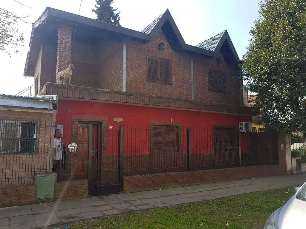 Casa de dos pisos en Morón Sur