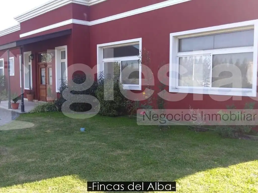 Excelente propiedad en Fincas del Alba sobre lote de 2640 metros