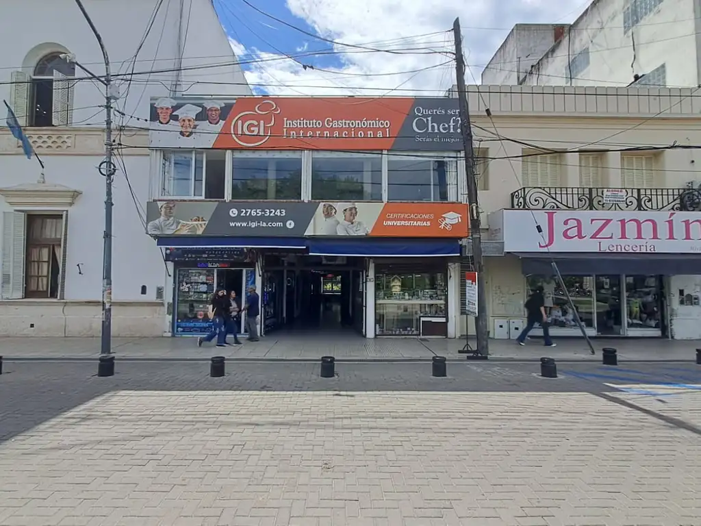 Alquiler de tres locales en galería frente a la plaza principal de Pilar.