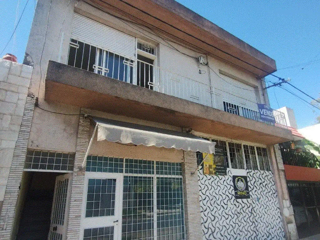 Venta de casa con piscina y local.Arijon y Psje Corralito.