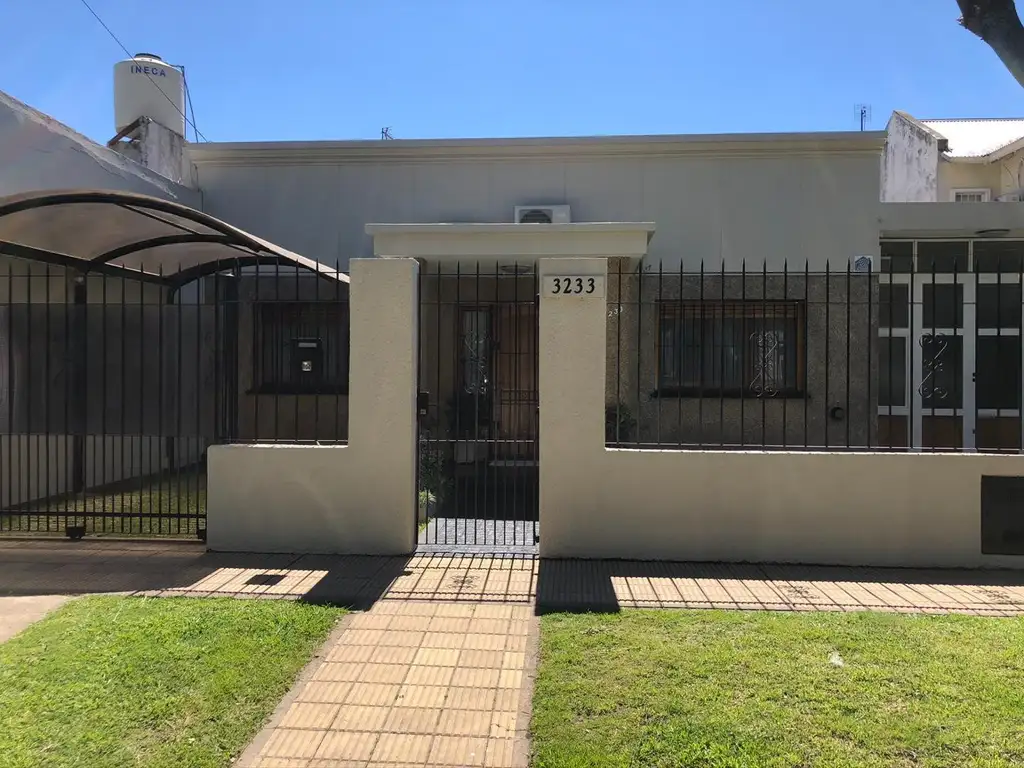 Rafael Calzada ! impecable casa en venta sobre gran terreno