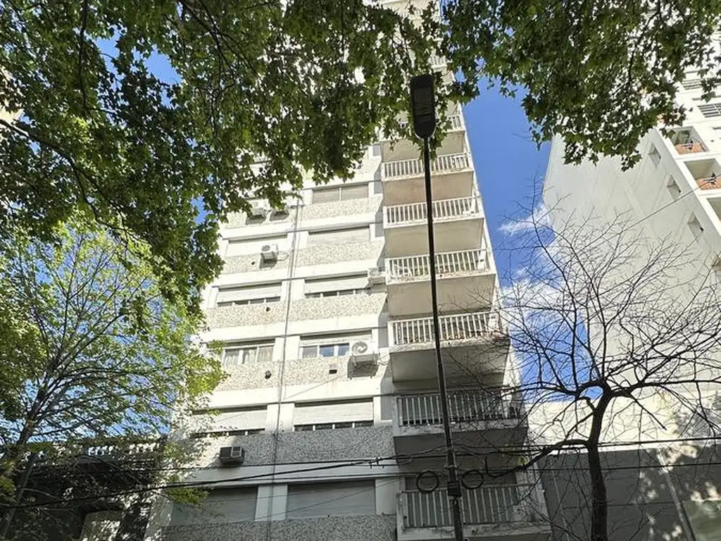 Departamento. 51 entre 3 y 4.  2 dormitorios. Cochera.