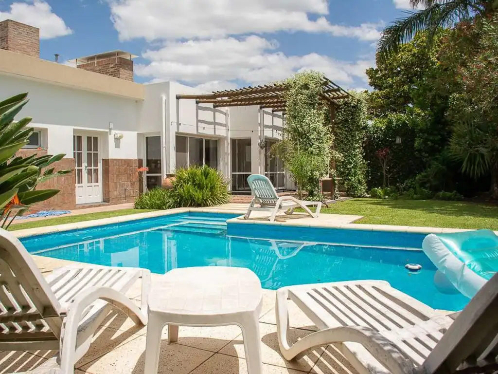 Casa Tres Dormitorios con Piscina Acebal