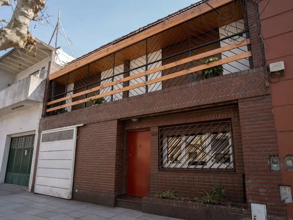 VENTA CASA 5 AMB. CON PATIO Y COCHERA EN PATERNAL