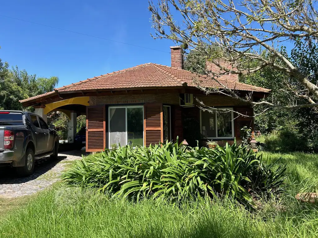 OPORTUNIDAD! Muy buena casa completamente reciclada en lote central