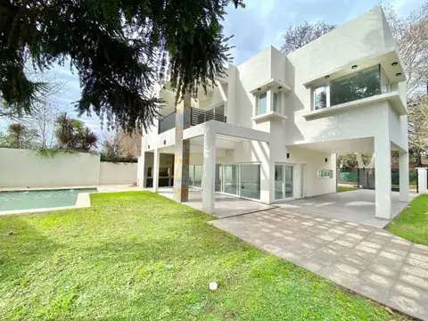 VENTA CASA 4 AMB PARQUE PILETA PARQUE LELOIR