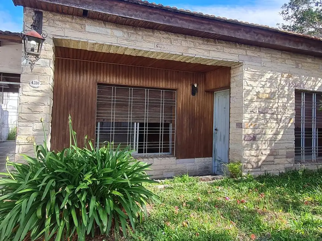 Casa con Jardín a Refaccionar en Lote de 252 m²  y Cochera para 3 Vehículos-En venta