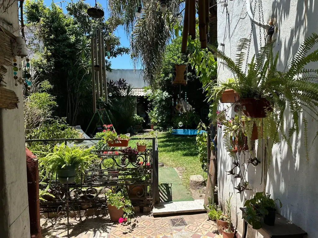 Casa con local, cochera y jardin en Villa Santa Rita