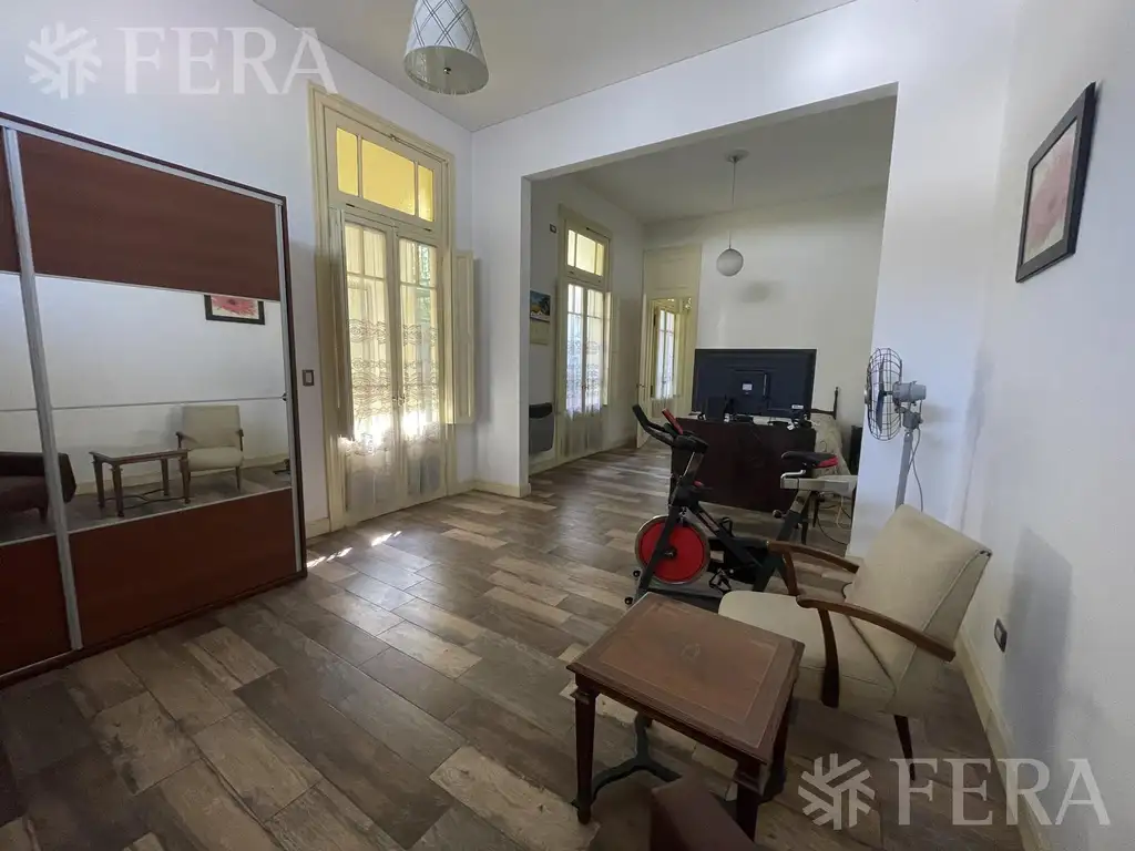 Venta de casa de 4 ambientes con cochera y jardín en Sarandí