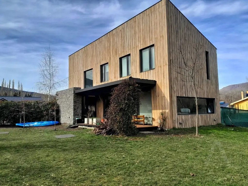 FINA PATAGONIA. Casa en venta de 3 dormitorios c/ cochera en San Martin de los Andes