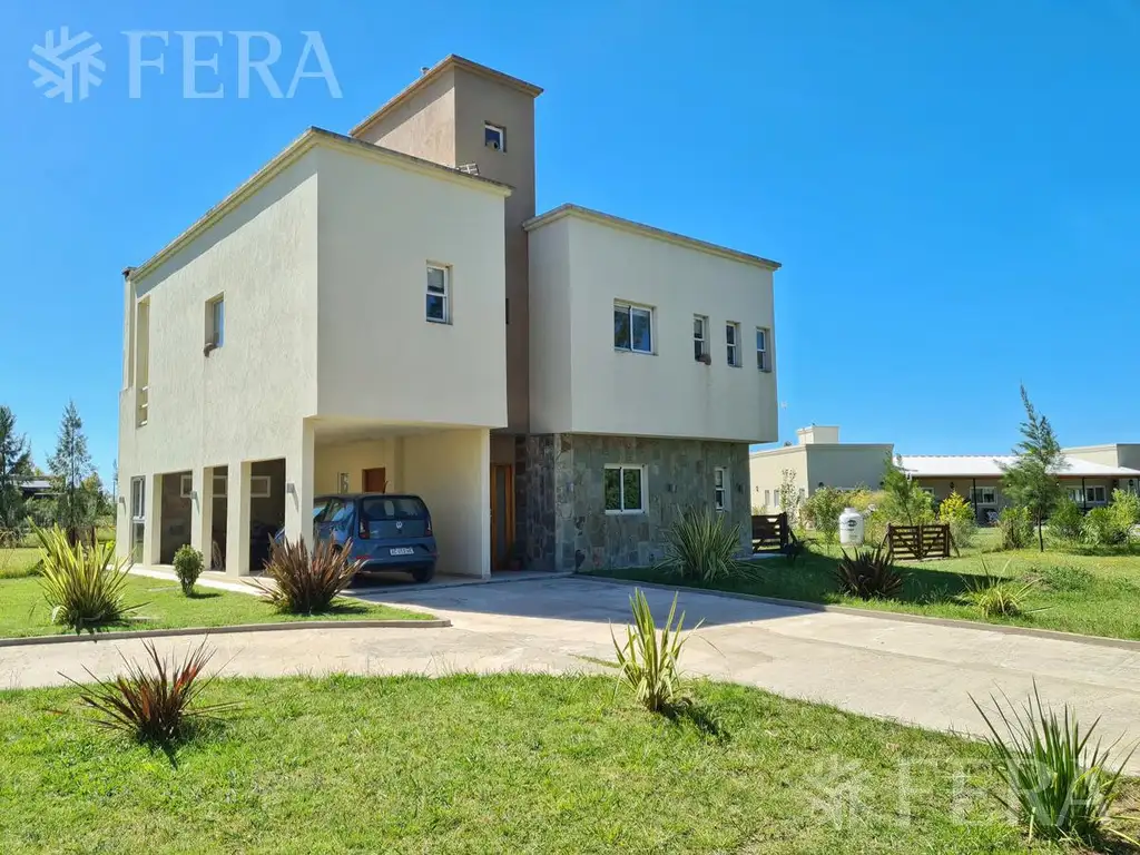 Venta casa 4 ambientes en Campos de Roca II