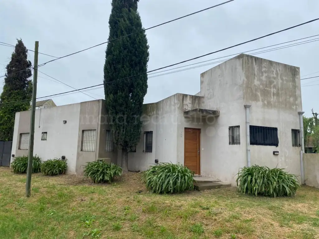 CASA EN VENTA EN CHASCOMUS CON PARQUE CERCA DE LA LAGUNA