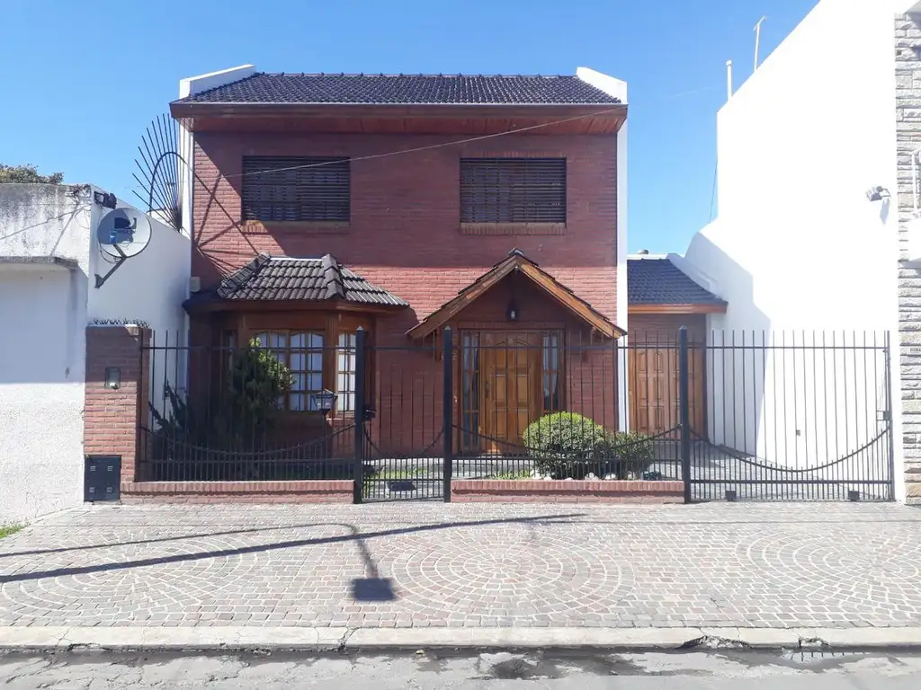 Excelente Casa 4 Amb Garage para 2 Autos Lote 300 m² (132 m² Cub) - San Justo